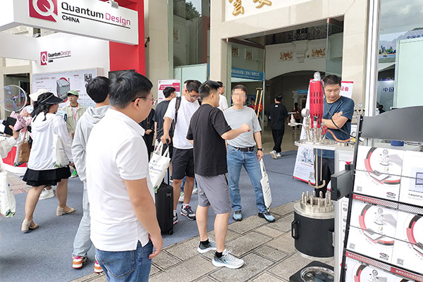 霍桐儀器展位現場升降高壓反應釜、平行反應釜等展品吸引老師駐足