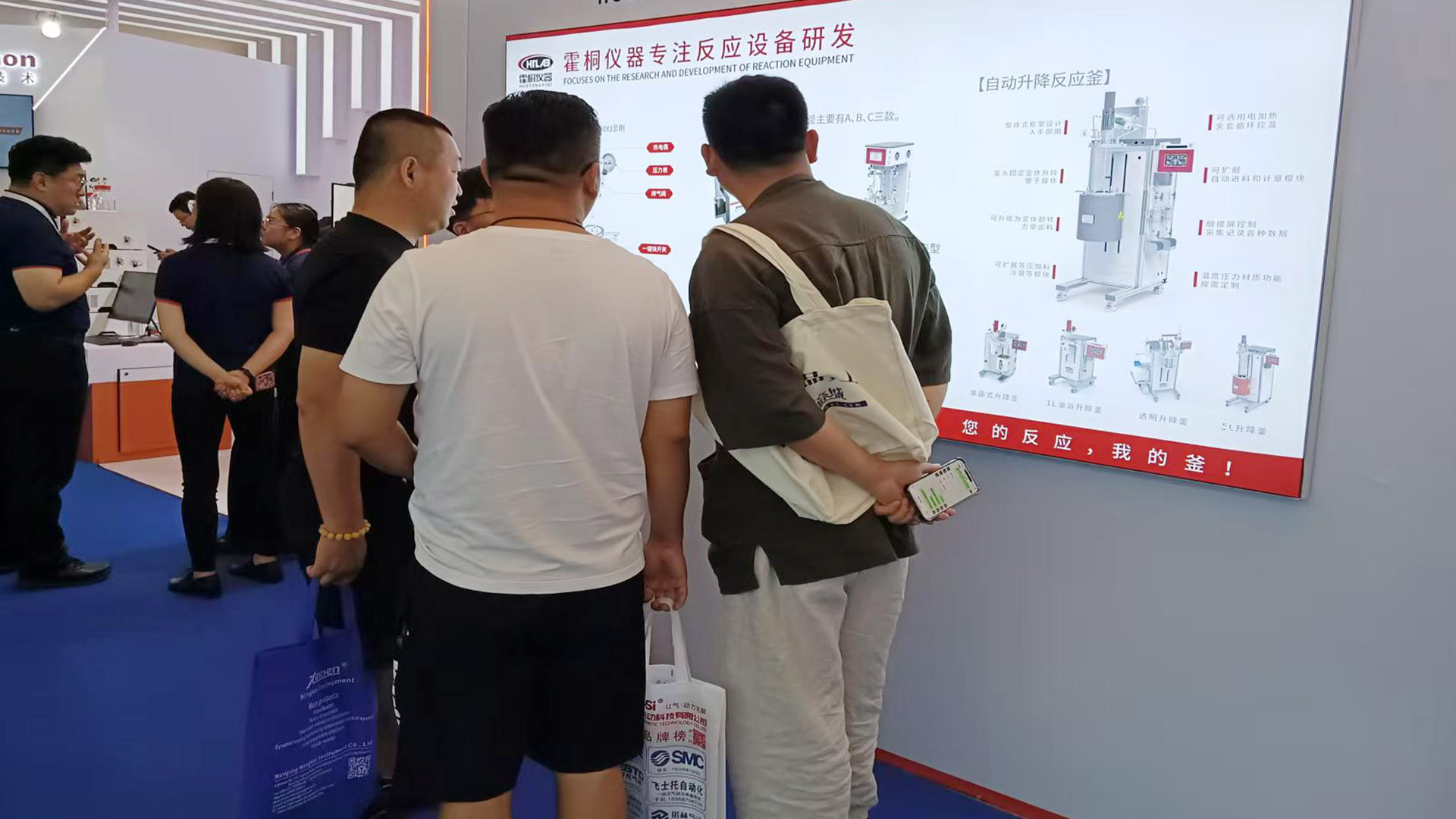 客戶觀看展臺后方海報(bào)
